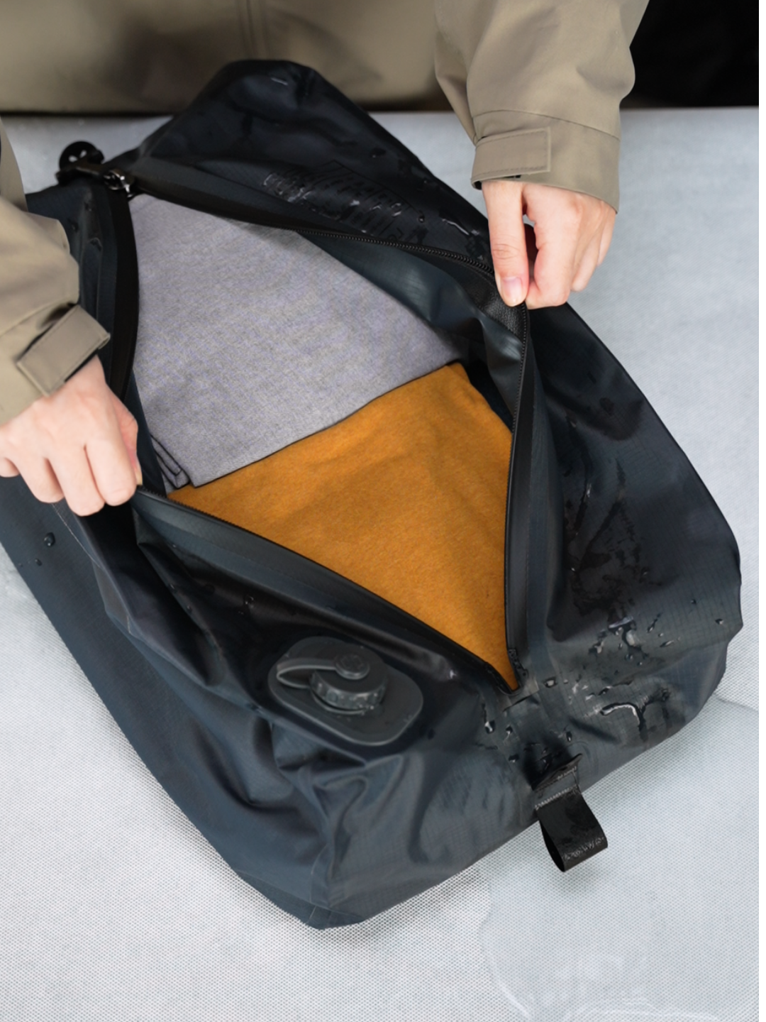 Can the ReeYee M01 Electric Vacuum Compression Storage Bag Really Double Your Suitcase Capacity?