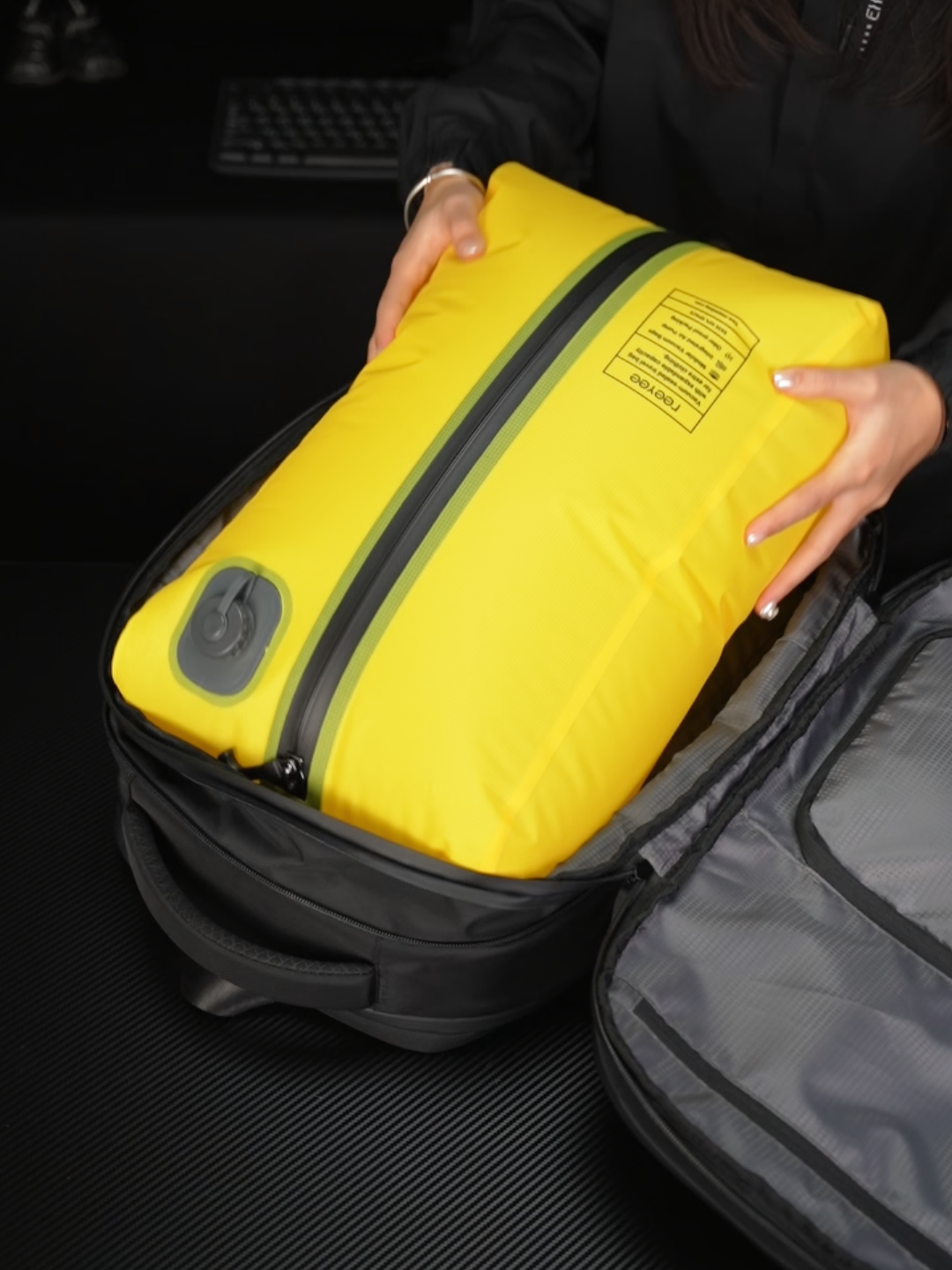 How to Carry More Clothes While Traveling？