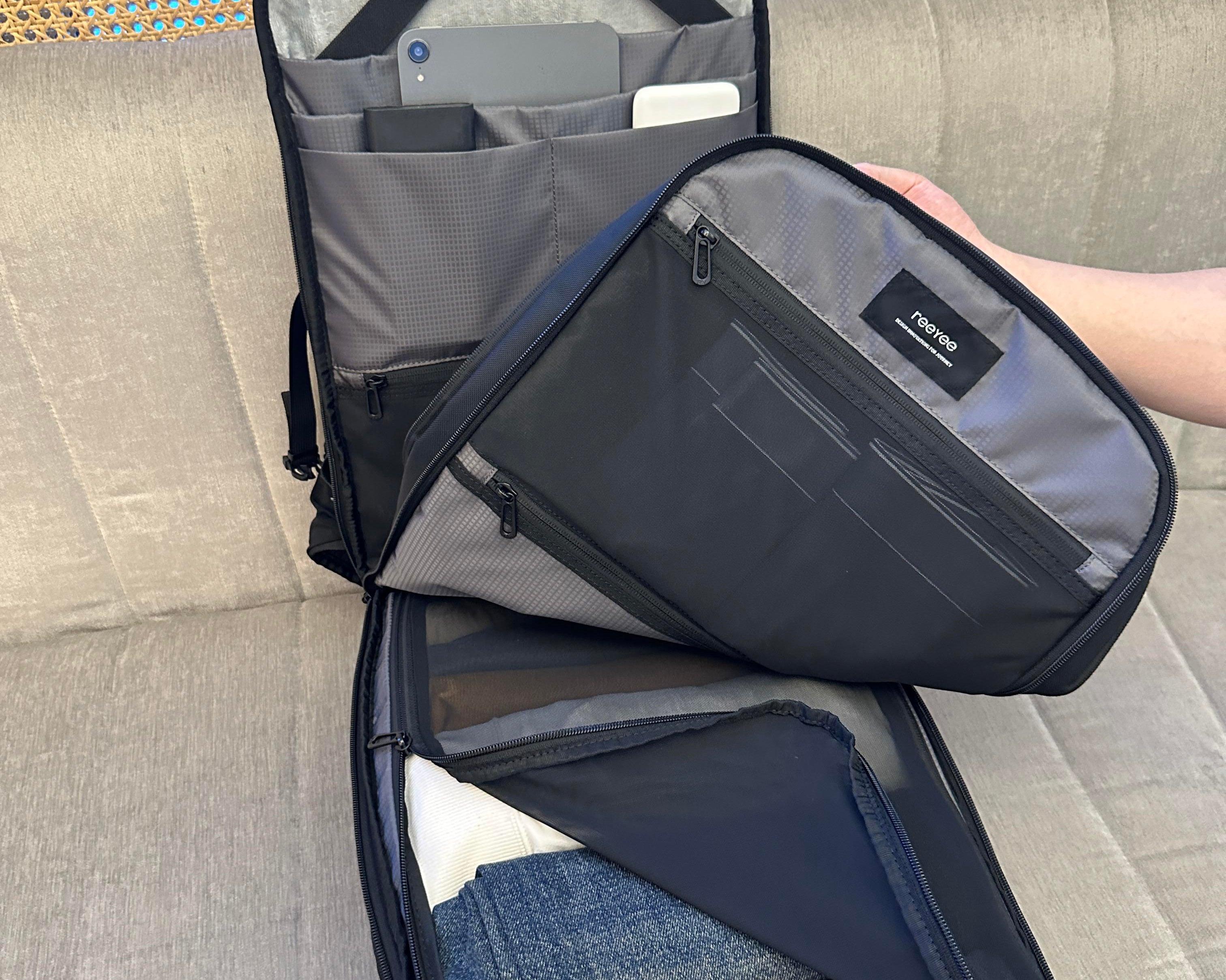 Essential for business trips and travel! This backpack’s compartment design really understands men's needs.