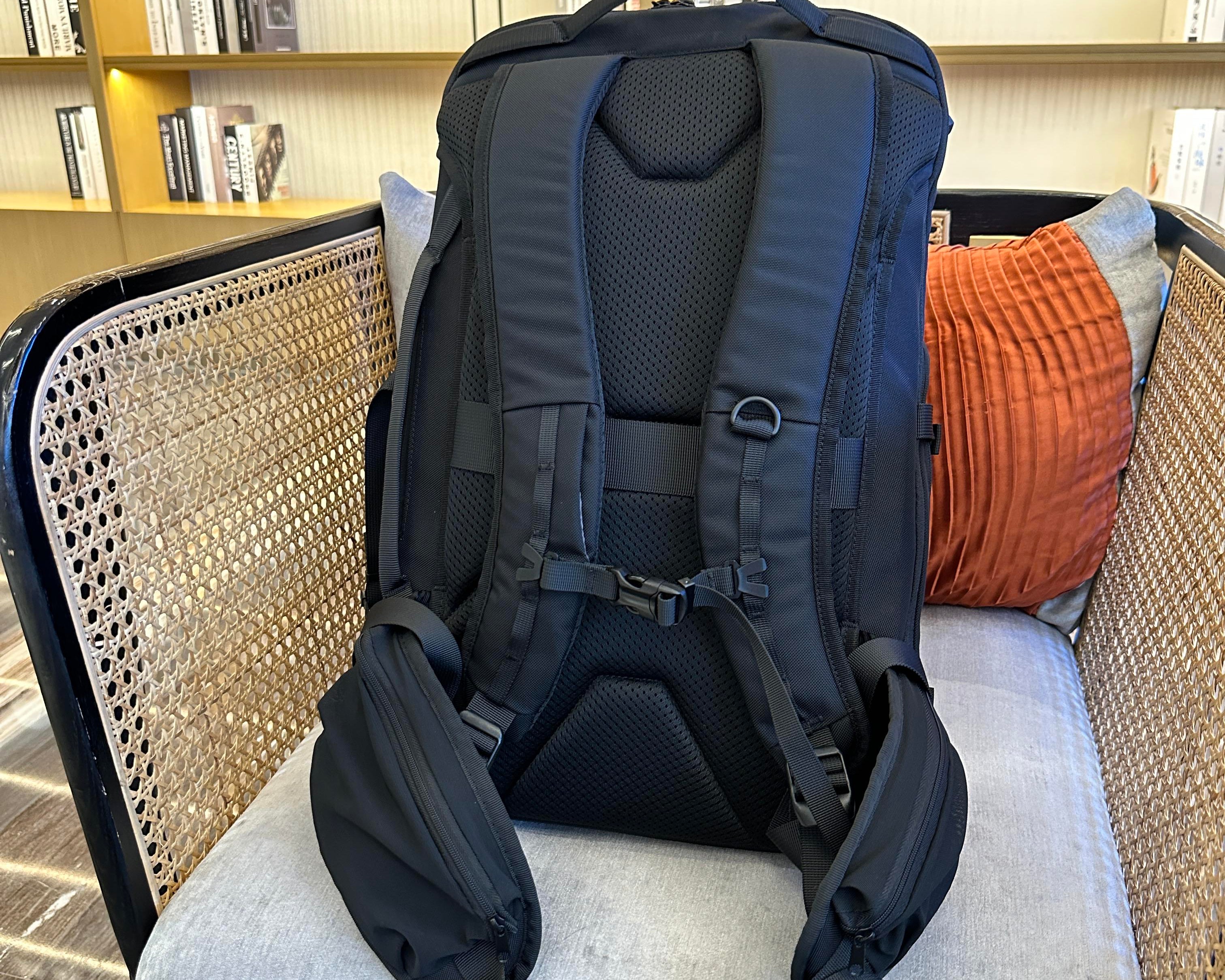 The Carrying System is Key! Practical Test of a Business Travel Backpack
