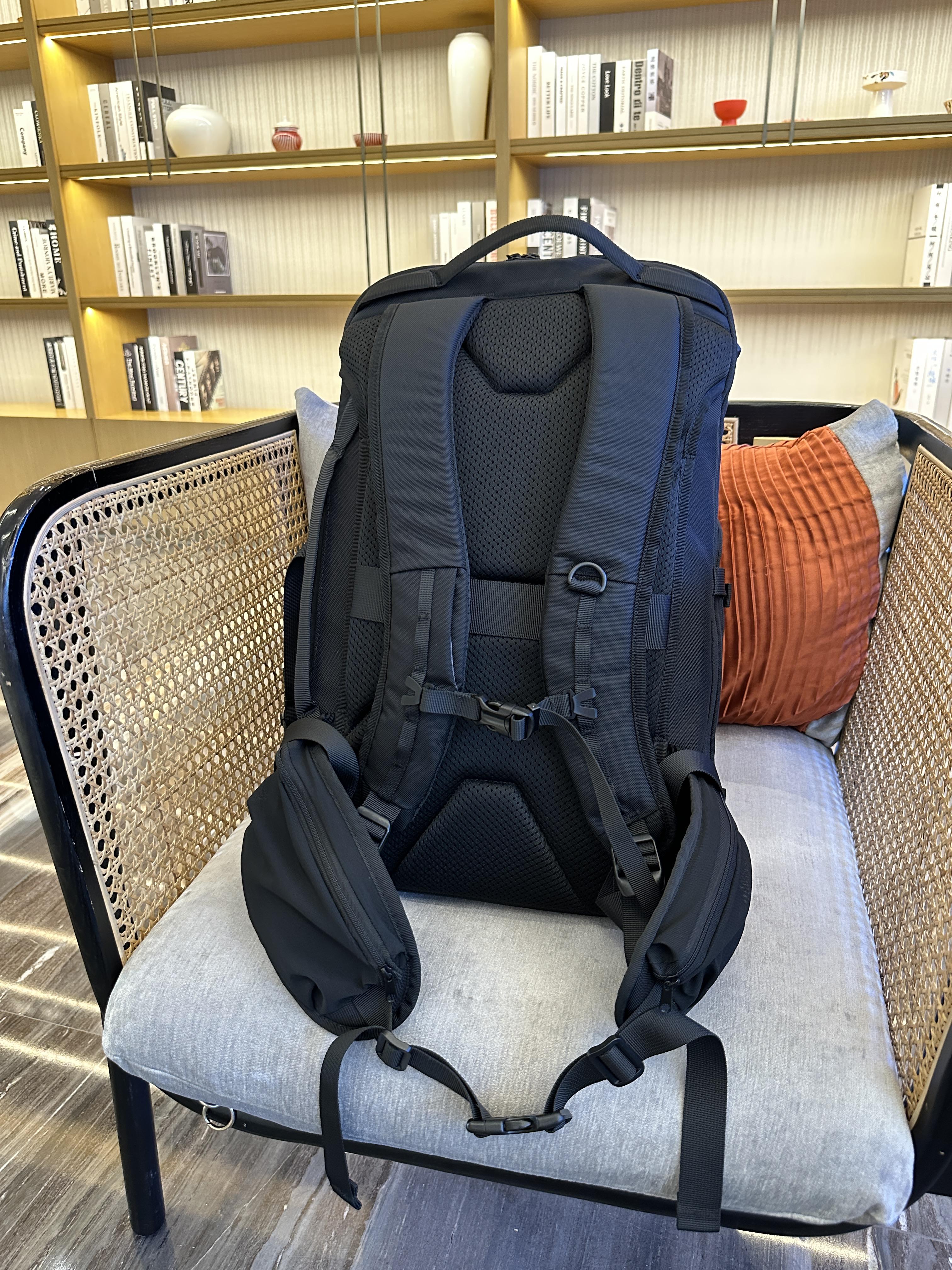 The Carrying System is Key! Practical Test of a Business Travel Backpack