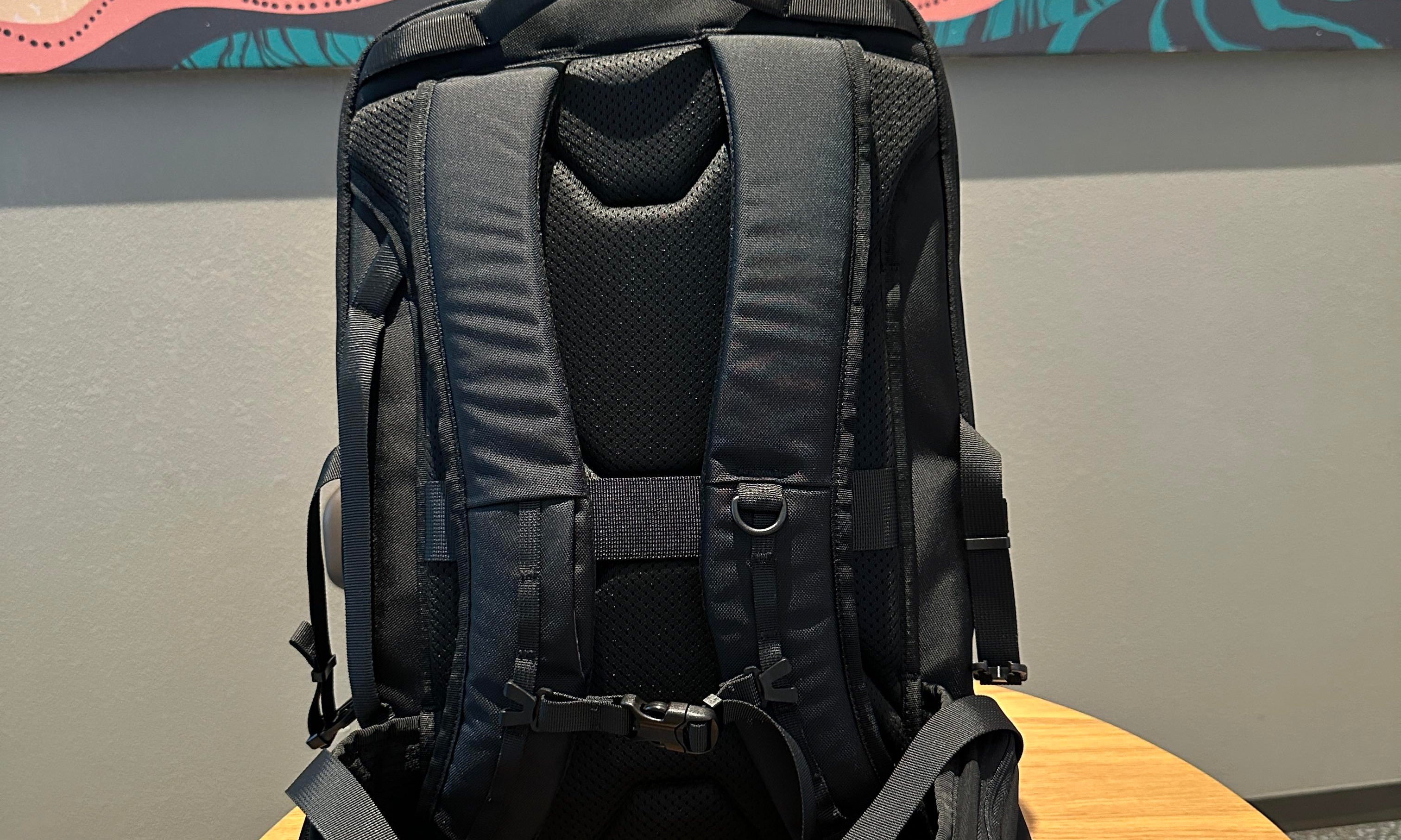 This Backpack Switches Effortlessly Between Commuting and Business Travel, with a Carrying System that Makes Travel More Efficient