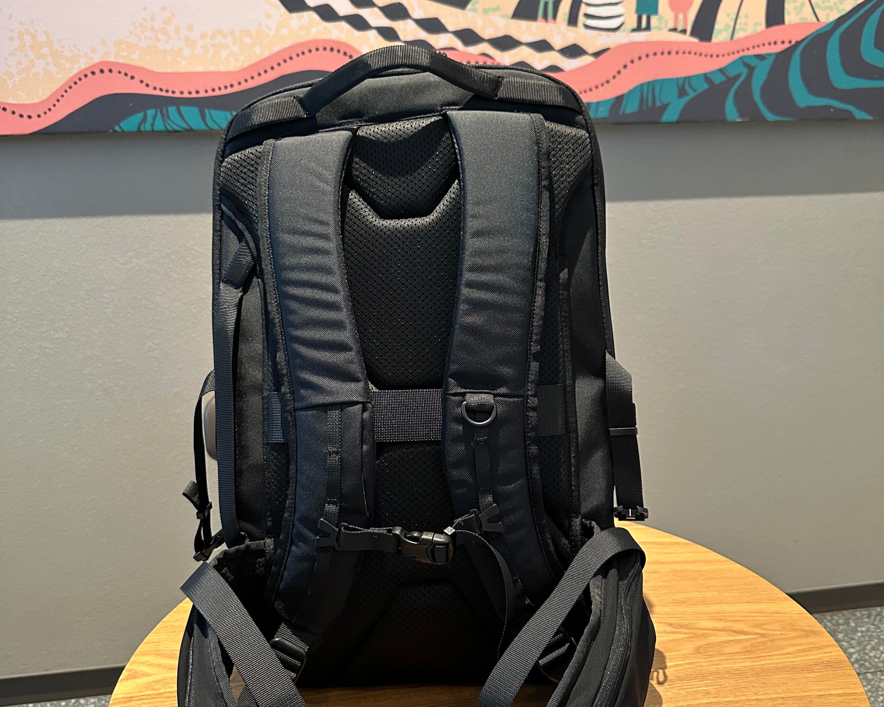 This Backpack Switches Effortlessly Between Commuting and Business Travel, with a Carrying System that Makes Travel More Efficient