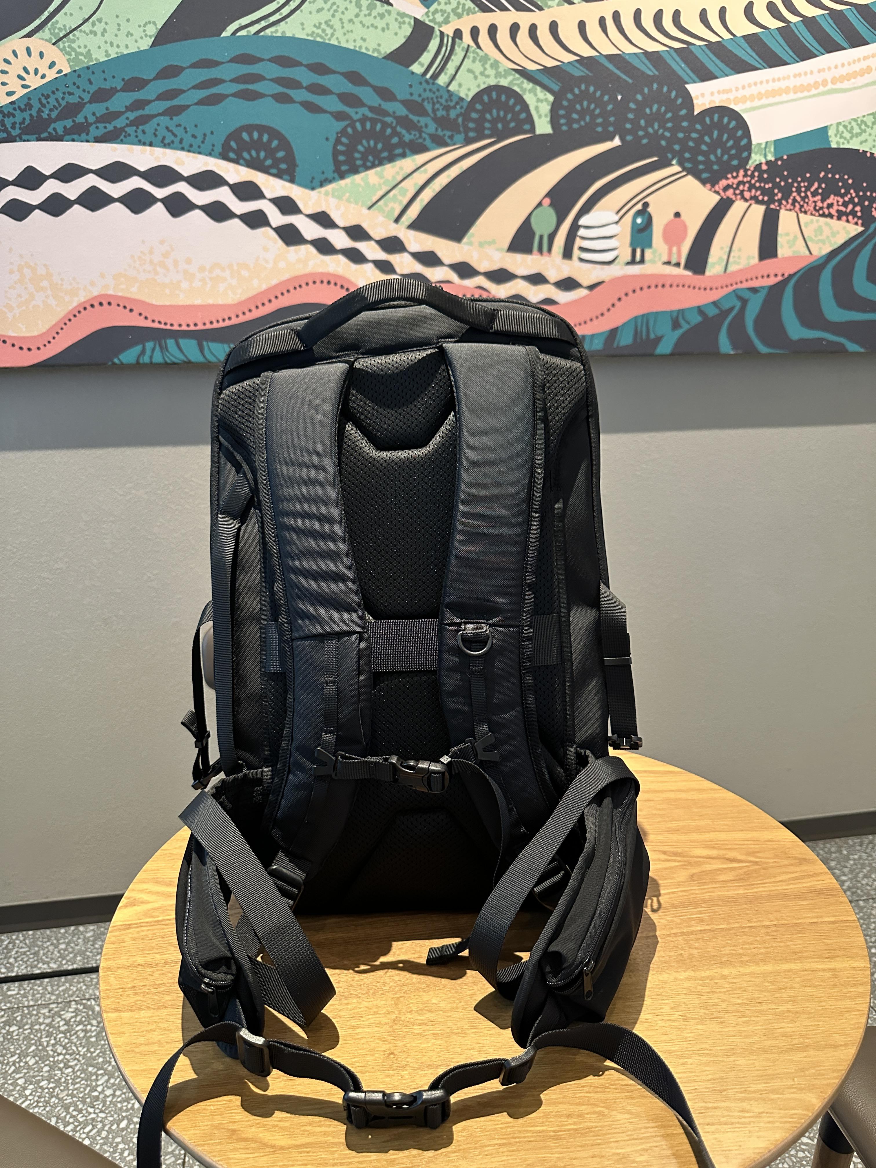 This Backpack Switches Effortlessly Between Commuting and Business Travel, with a Carrying System that Makes Travel More Efficient