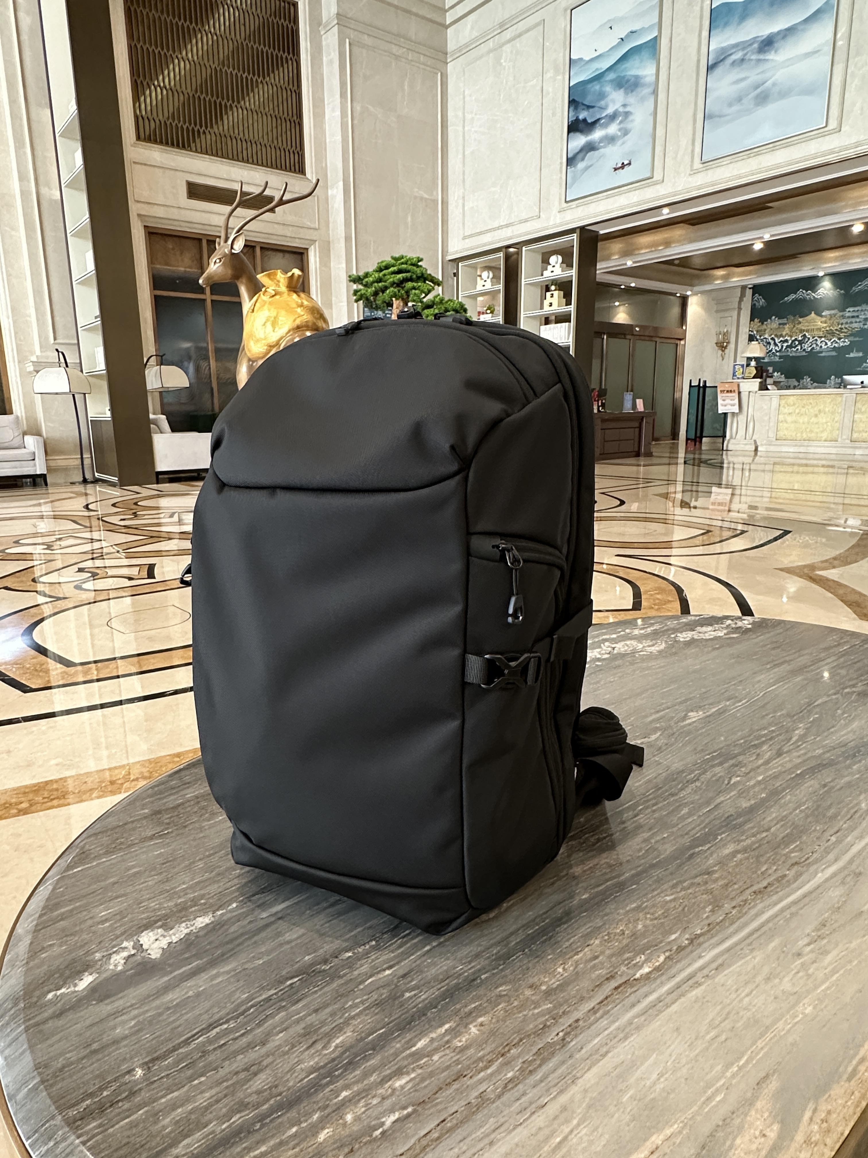 What Kind of Backpack is Worry-Free for Men Around 30 Years Old on Short Trips?