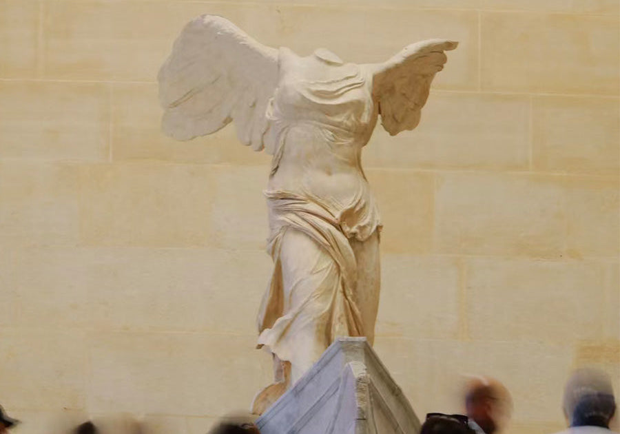 A Stolen Wallet in Paris Made Me See Bags Differently